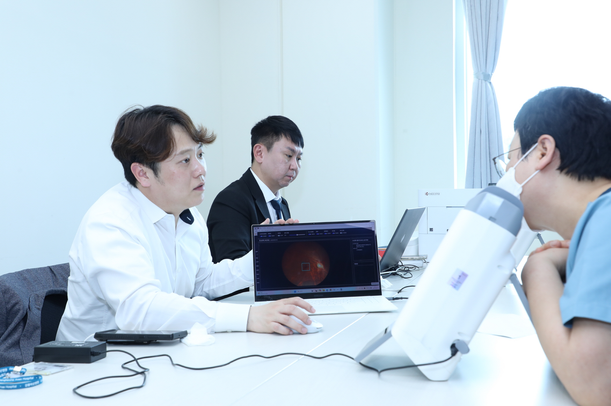 ▲대웅제약 관계자가 AI 실명질환 진단 보조 솔루션 위스키(WISKY)를 활용한 검사에 대해 설명하고 있다.
